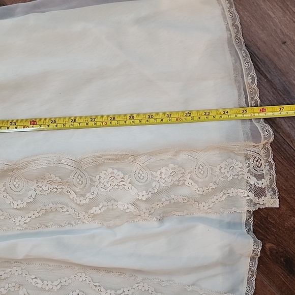 Vanity Fair - Picture 5 of 9